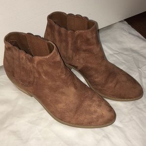 Chestnut suede booties